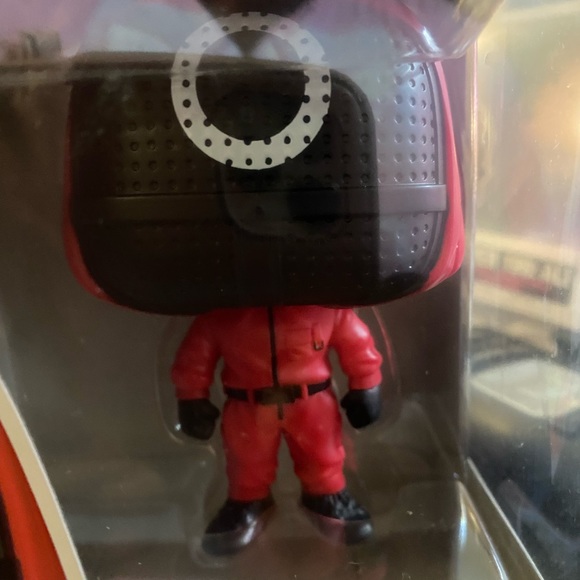 Squid Games - Masked Worker - Picture 4 of 7